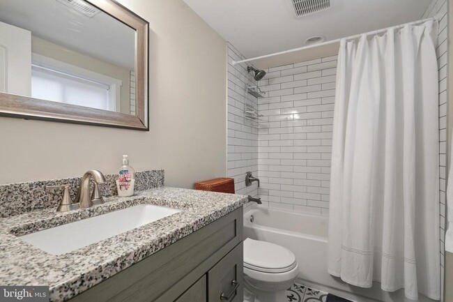 Building Photo - 19 Clifford Ave