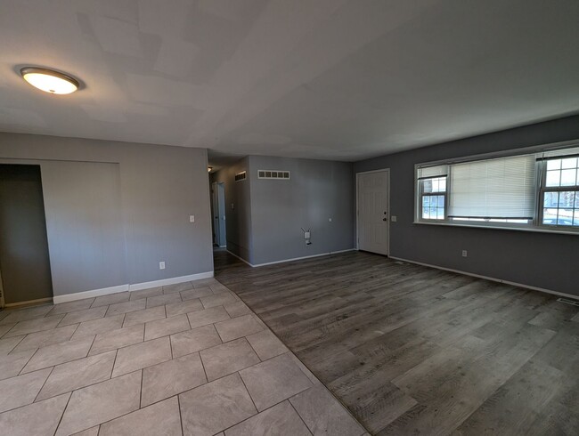 Building Photo - Spacious 3-Bedroom, 2.5-Bathroom Home in F...