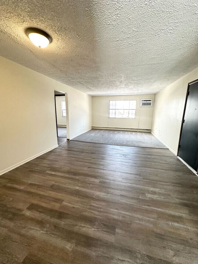 Building Photo - 2 Bedroom and 1.5 Bathroom Apartment in Be...