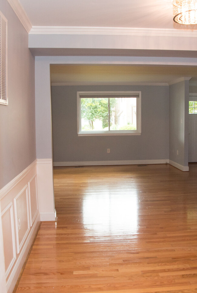 Building Photo - 10331 Bushman Dr