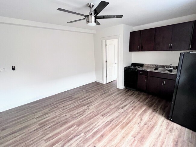 Building Photo - 3933 N Clarendon Ave