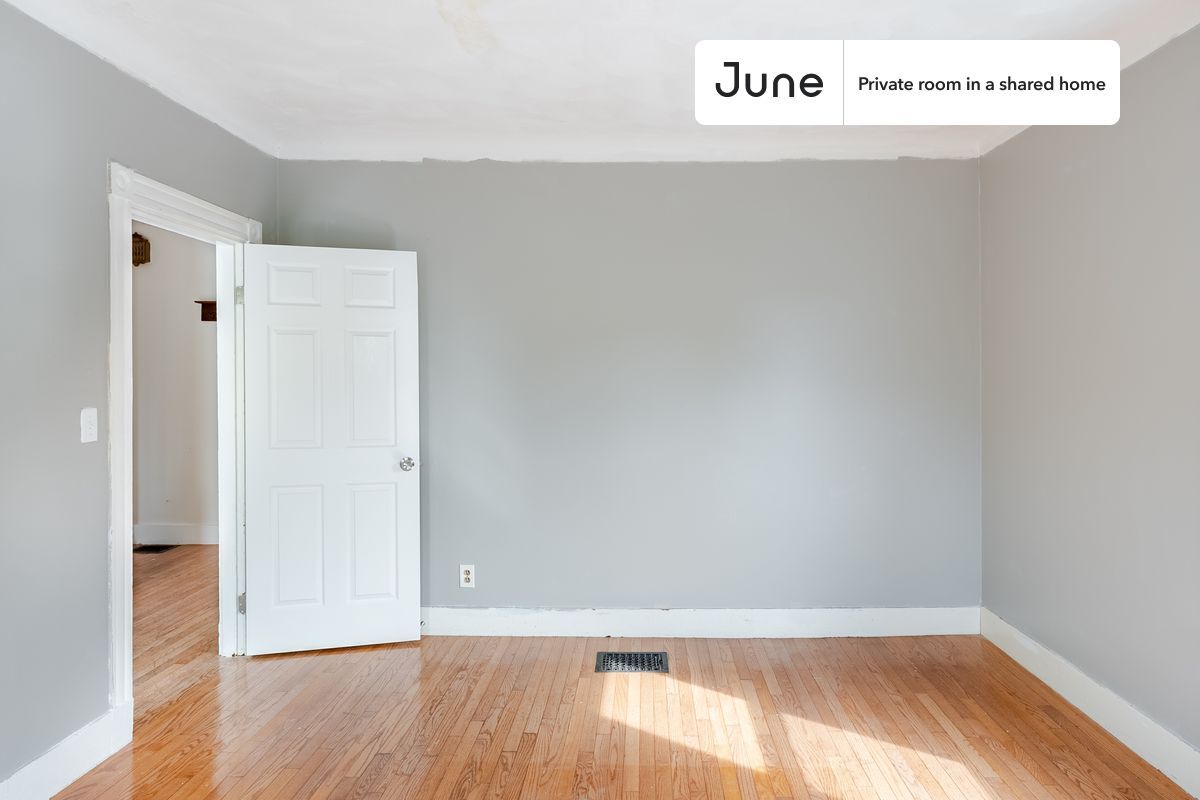 Building Photo - Room in Shared 6 bed/1.5 bath home