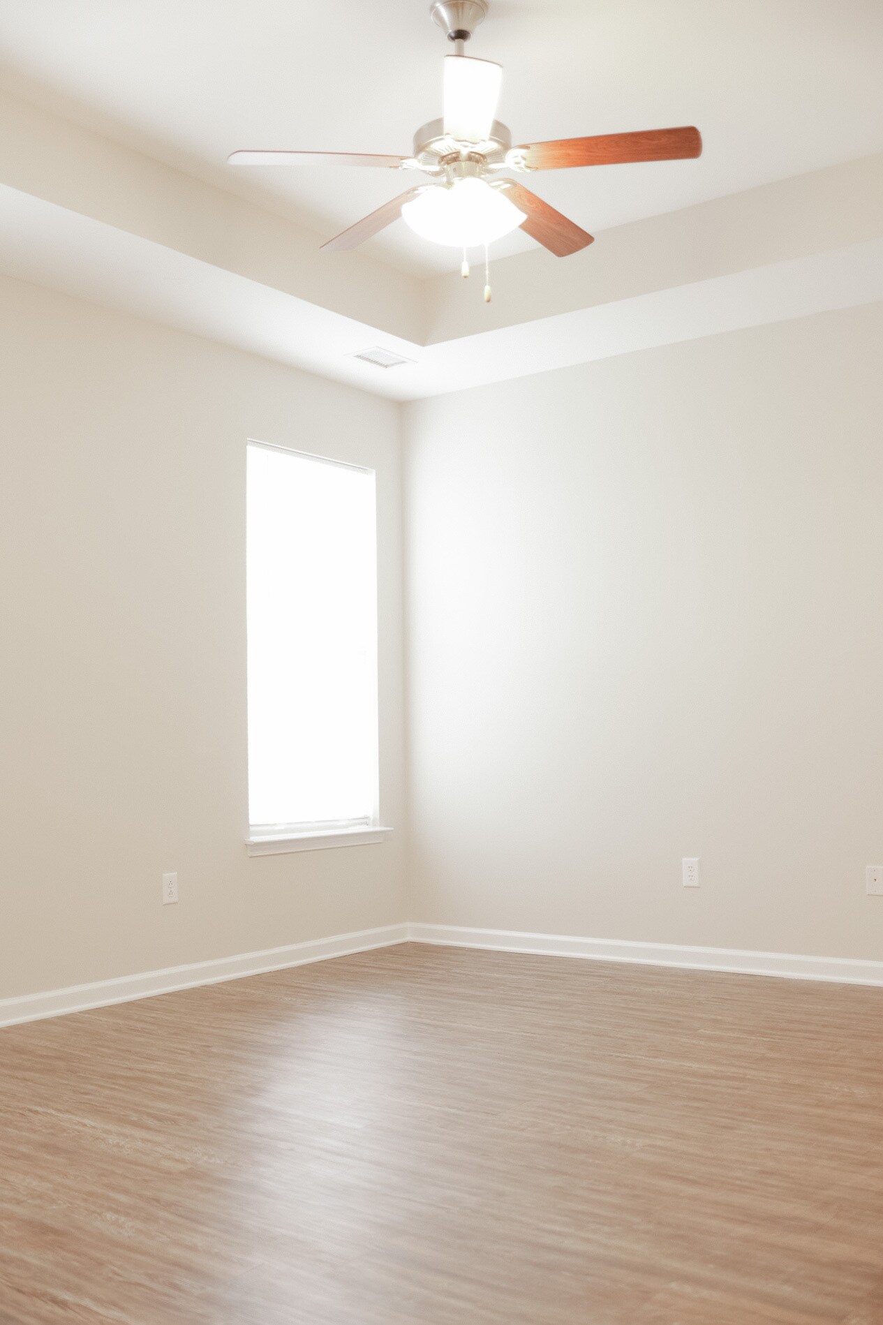 Master bedroom has vaulted ceiling - 1604 Fairforest Court