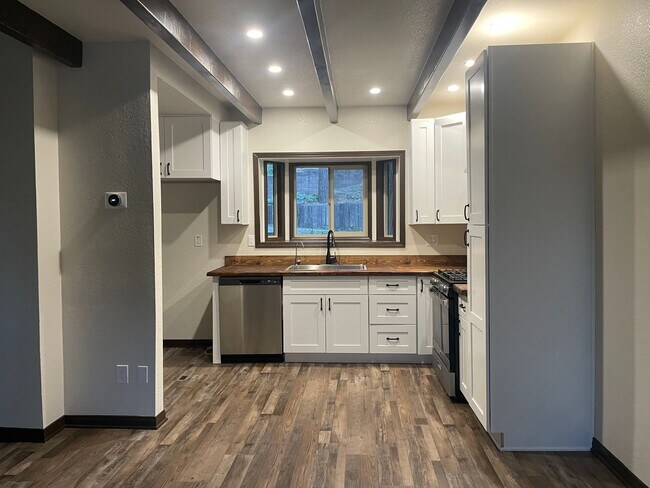 Building Photo - Fabulous mountain retreat freeway close!