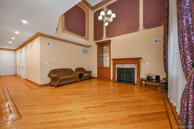 Building Photo - 77-16 Kew Forest Ln