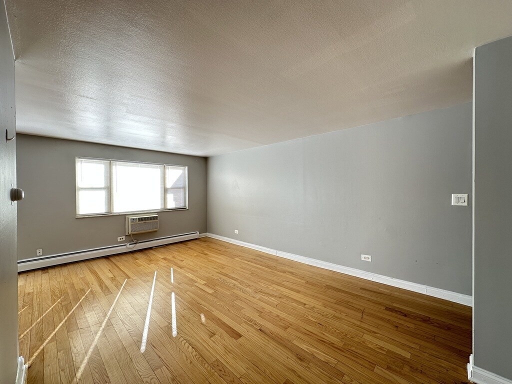 Building Photo - 1004 S River Rd