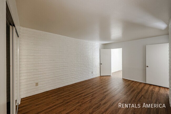 Building Photo - 4824 N Woodmere Fairway
