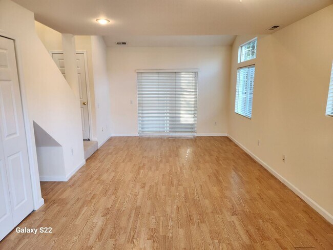 Building Photo - Immaculate Two story,  1 Bedroom, 1 Bathroom, Condo, lots of light,  Close to everything!
