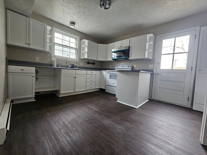 Building Photo - 4820 Gillespie Dr