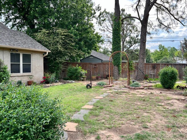 Building Photo - Immaculate major remodeled executive home ...