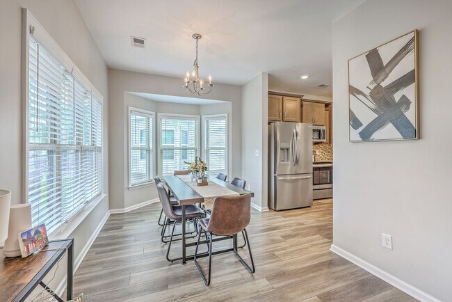 Building Photo - Spacious End-Unit Townhome with Modern Com...