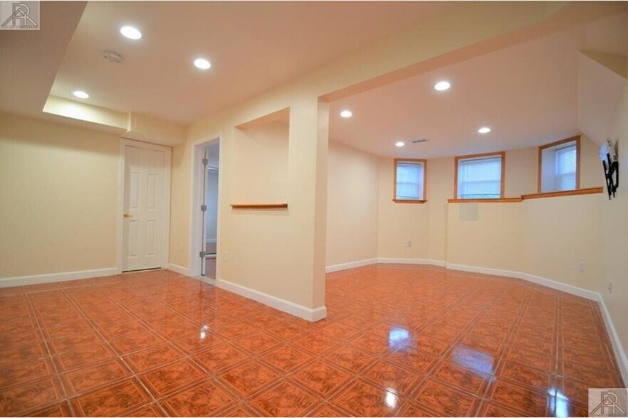 Building Photo - 73 Thatcher St