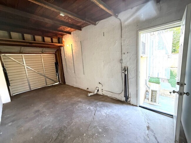 Building Photo - Newly Updated Cottage - Fenced Backyard, 1...