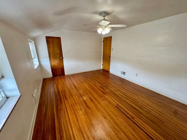 Building Photo - Charming 2 Bed 1 Bath in Beechview!
