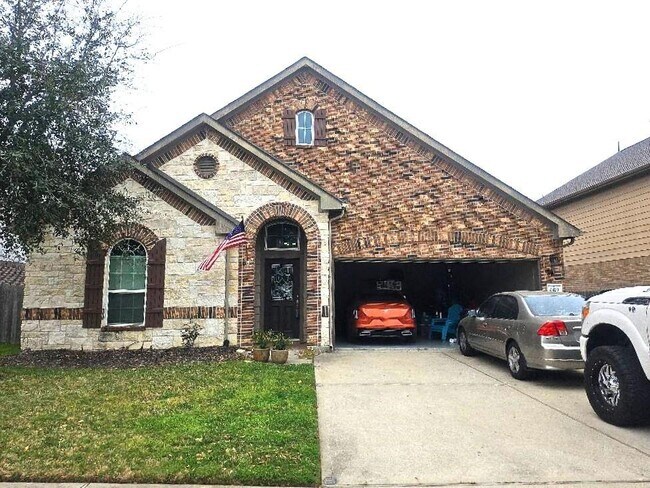 Building Photo - 2419 Doral Dr