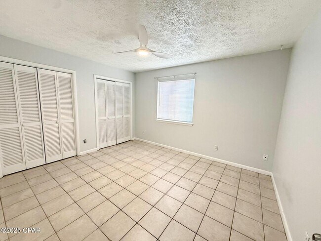 Building Photo - 4113 Holiday Dr