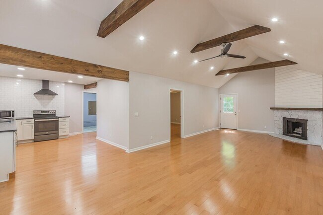 Building Photo - 3 bedroom updated home in a quiet, peaceful setting!