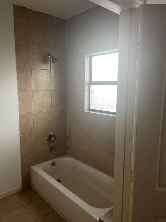 Building Photo - 4303 Oak Ridge Dr