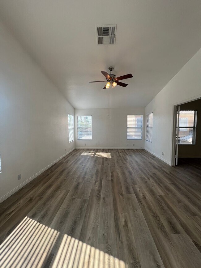 Building Photo - Gated 4 bedroom with a bonus room in Summe...