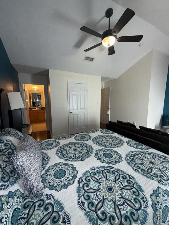 Building Photo - 1131 Century Oaks Dr