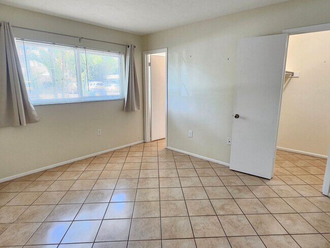 Building Photo - Annual Unfurnished 2 Bedroom 2 Bathroom Duplex with a Carport on Venice Island!