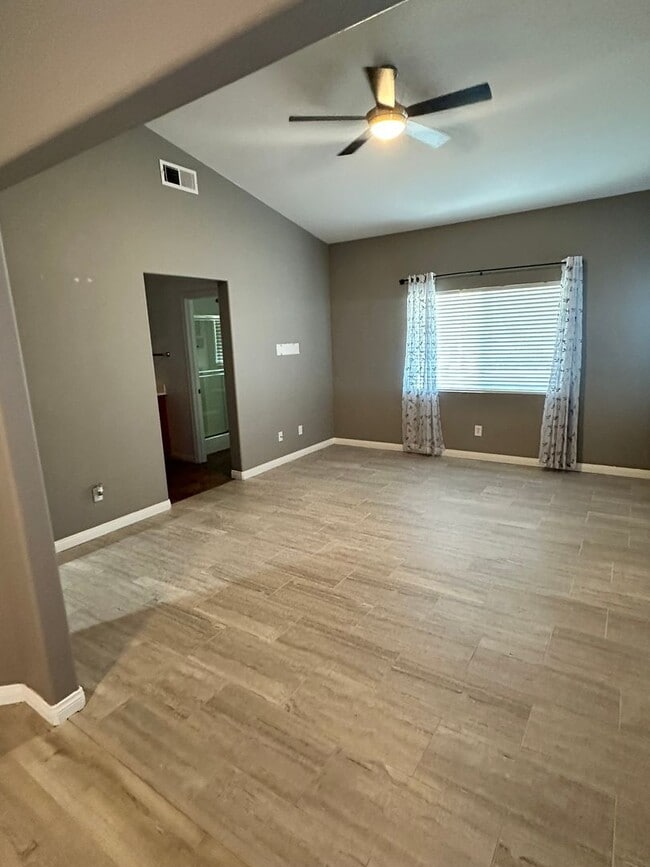 Building Photo - Beautiful 3bd/2ba Single Story with Primary Suite!