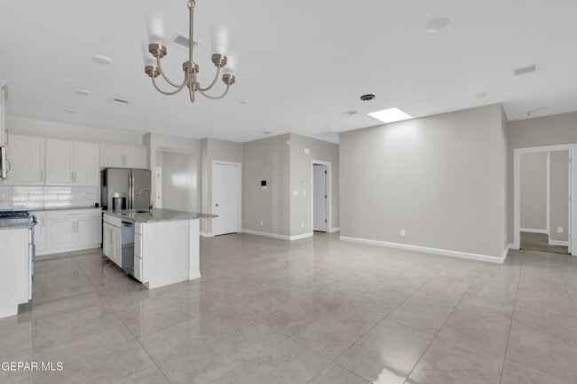 Building Photo - 815 TS Daniel Cadena Dr