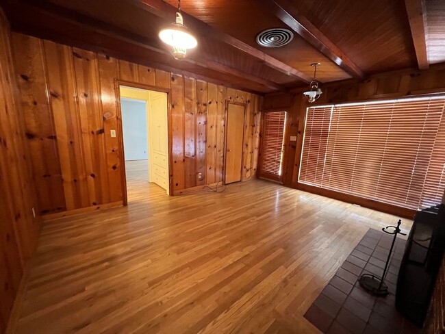 Building Photo - Charming home