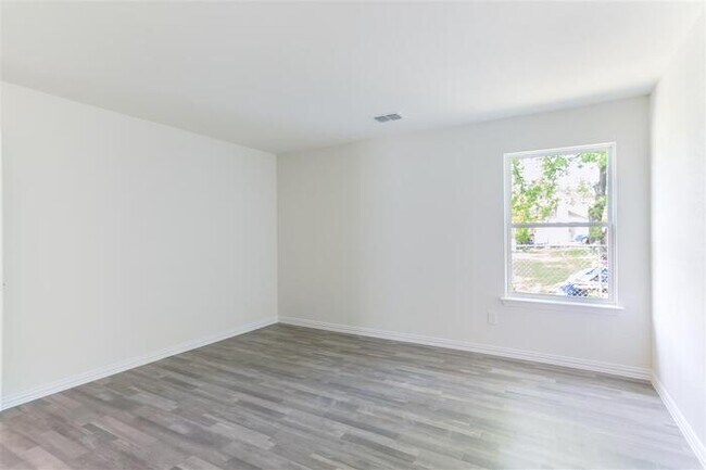 Building Photo - HALF OFF One Month Rent!*