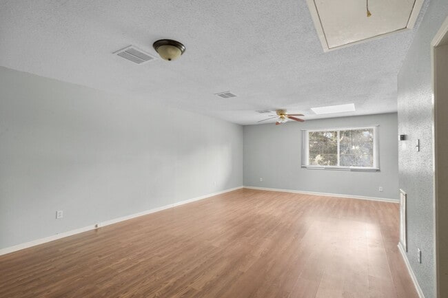 Building Photo - For Rent: Spacious 4-Bedroom Family Home