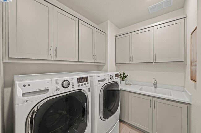 Building Photo - 318 Paradiso Ct