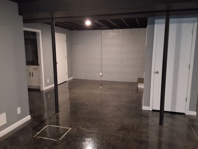 Building Photo - Beautiful 4 Bedroom 2 Bath Home