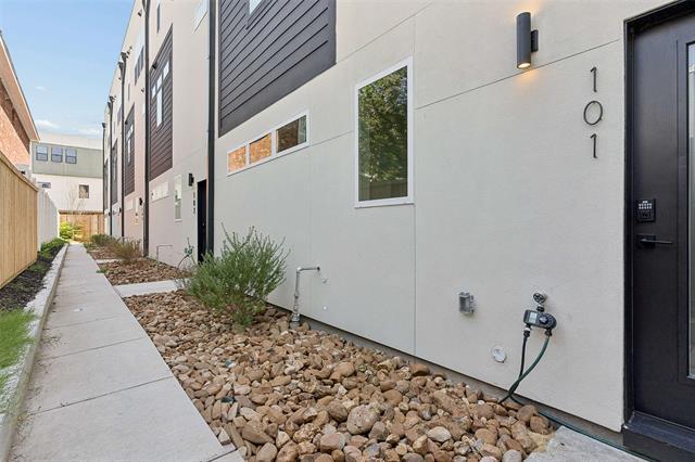 Building Photo - 2202 N Carroll Ave