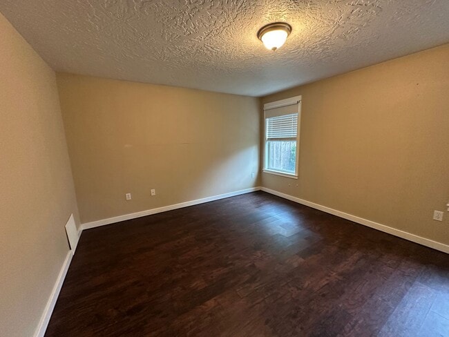 Building Photo - Very Nice 3 Bed 2 Bath Home With Vinyl Pla...