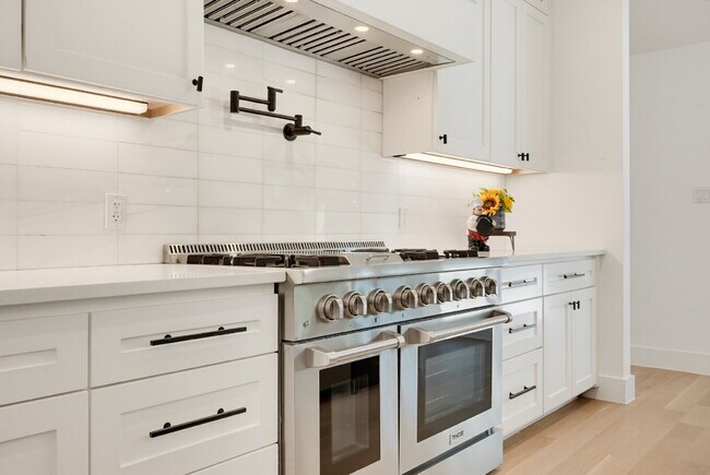 Building Photo - Modern Preston Hollow-Area Home with Resort-Style Services