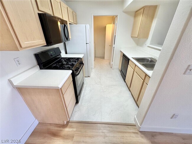 Building Photo - 950 Seven Hills Dr