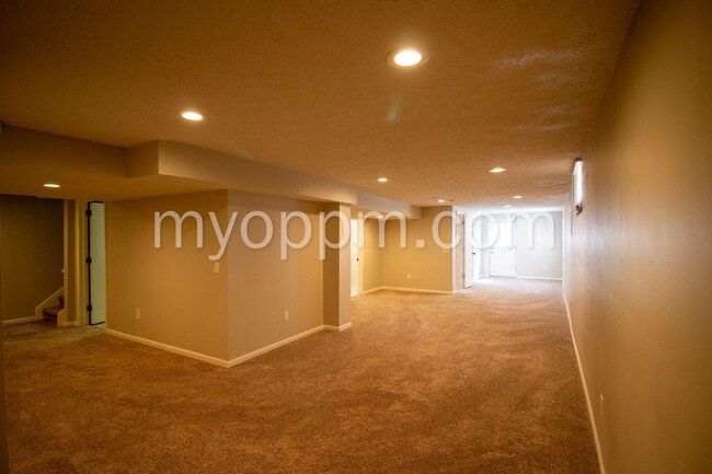 Building Photo - Spacious 4 Bed 2 Bath Home!