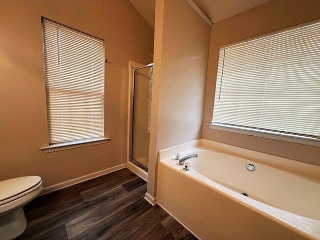 Building Photo - 5410 Twin Lakes Dr