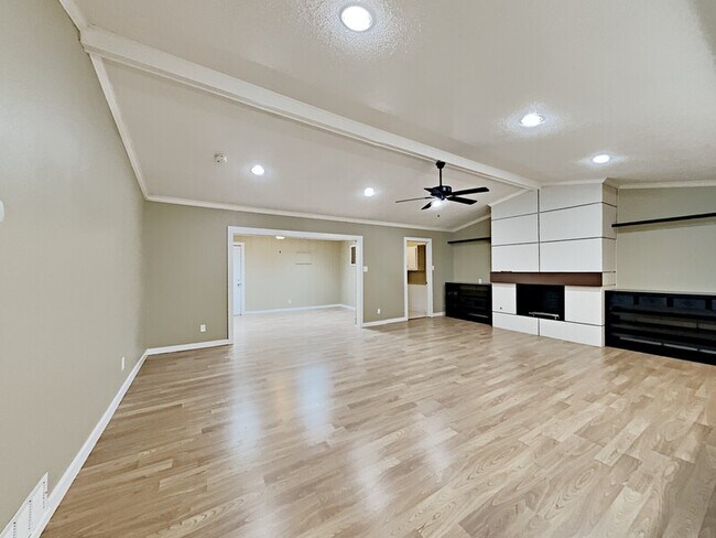 Building Photo - 2725 Forest Grove Dr