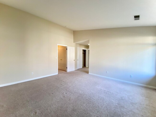 Building Photo - Spacious 3-bedroom home in Fremont - great...