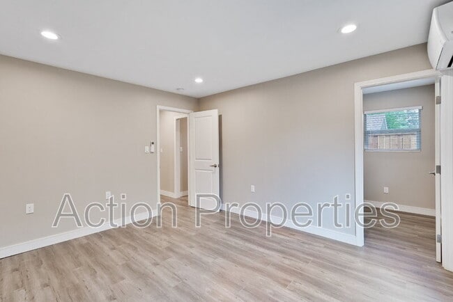 Building Photo - 681 S 13th St