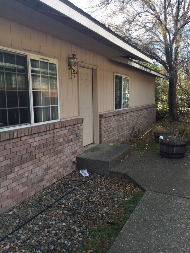 Primary Photo - 203 S Maple St
