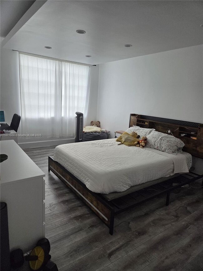 Building Photo - 9320 Fontainebleau Blvd