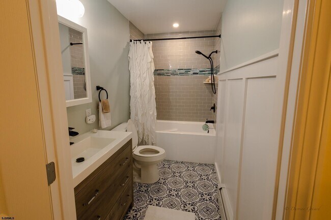 Building Photo - 5143 Venice Ave