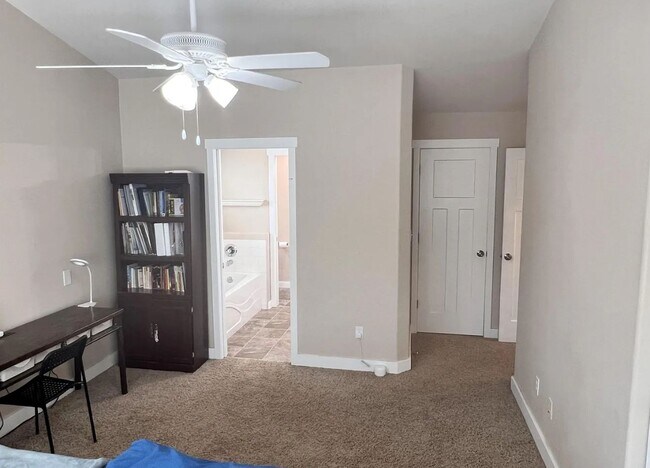 Building Photo - Great Neighborhood 3bd/ 2.5 Avail. Nov. 28th