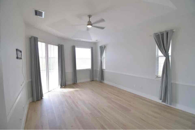 Building Photo - 359 SW Kestor Dr