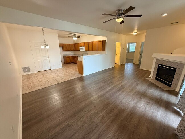 Building Photo - Updated 2-Bedroom Condo with Attached Garage and Pool Access