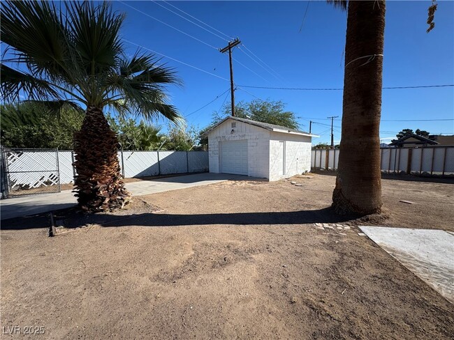 Building Photo - 1300 E Nelson Ave