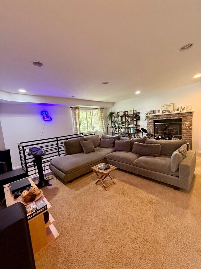 Building Photo - Beautifully Renovated 5 Bed + Bonus Room Home in Forest Heights with a Wrap-Around Porch, Designe...