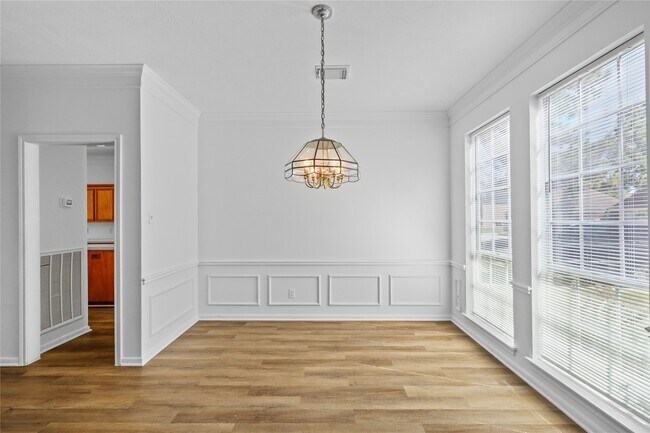 Building Photo - 5803 Ancient Oaks Dr